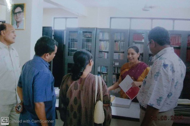 Comfortable study tables and ergonomic seating arrangement